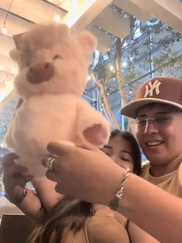 Hugzy - Jumpy calf with people in an everyday couple scene