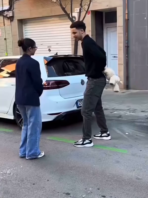 Hugzy - Jumpy calf with people in an everyday gift scene